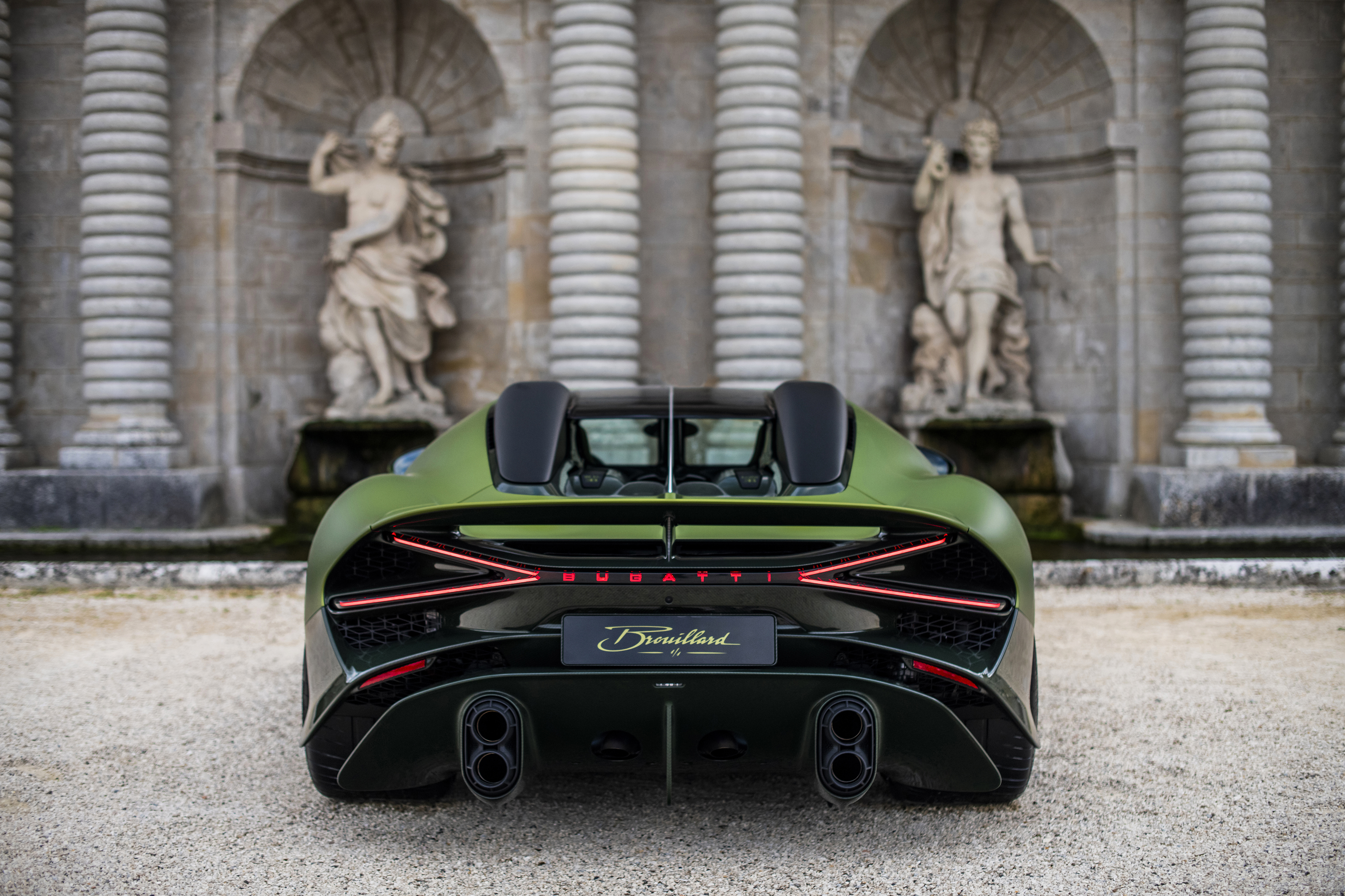 The Bugatti Brouillard reveals itself against the majestic backdrop of the Château de Chantilly, a landmark of French elegance. From its silhouette to its interior, every detail reflects its owner’s personal vision and Bugatti’s craftsmanship.